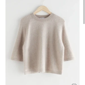 Stickad tshirt  - Jättetrendig från other stories!! Slutsåld i denna storlek och i väldigt fint skick🥰 säljes pga den inte kommer till användning, nypris 690 🙌