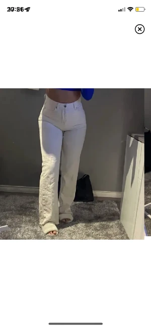 vita jeans - Formar kroppen as fint köptes för 599kr aldrig använt.