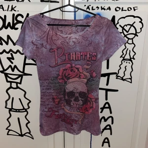 tröja med döskalle - inget fel på den alls. använder den ej längre bara💗