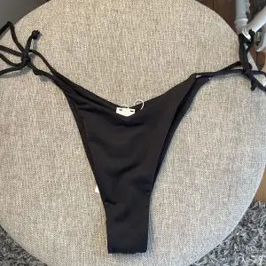 säljer denna helt nya bikiniunderdel från bershka då jag råkade beställa två, inte testad heller!💗 kan frakta och skicka fler bilder 