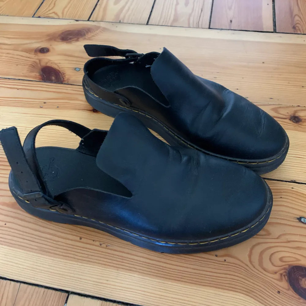 Dr. Martens leather mule. The size is 45 but they are made super small, I am a size 42/43 and I needed this size. Adjustable strap in the back. Skor.