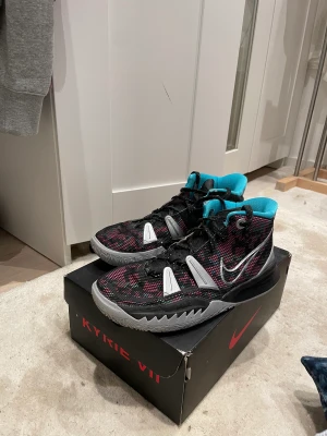 Nike Kyrie 7 Pixel Camo - Säljer mina gamla basketskor för ja växte ut från dom längeeeee sen, (Storlek 38.5) Dom kommer säljas för lite dyrare än vanliga skor för att Kyrie har tappat sitt Nike contract och dessa säljs inte längre(Rare) (Möter upp bank konto funkar inte tar kontant.