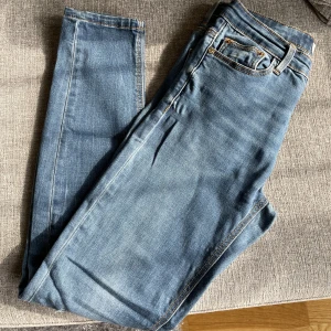 Skinny jeans från Stradivarius - Stradivarius skinny jeans •Storlek 36 •Bra skick •Pris: 65 kr 🚫Djurfritt och rökfritt hem 📍Kan mötes upp i Mölnlycke 📬Kan skickas mot fraktkostnad  