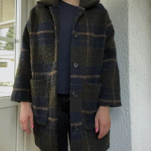 Kappa - Säljer den mysigaste kappan från Monki. Den går just över knäna och har två rymliga fickor. I väldigt gott skick, perfekt till hösten! 🍂 Storlek XS men passar även S/M