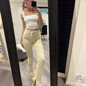 Jeans - Coola pastellgula jeans ifrån gina💘💘