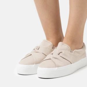 Beiga skor - säljer mina helt oanvända skor.