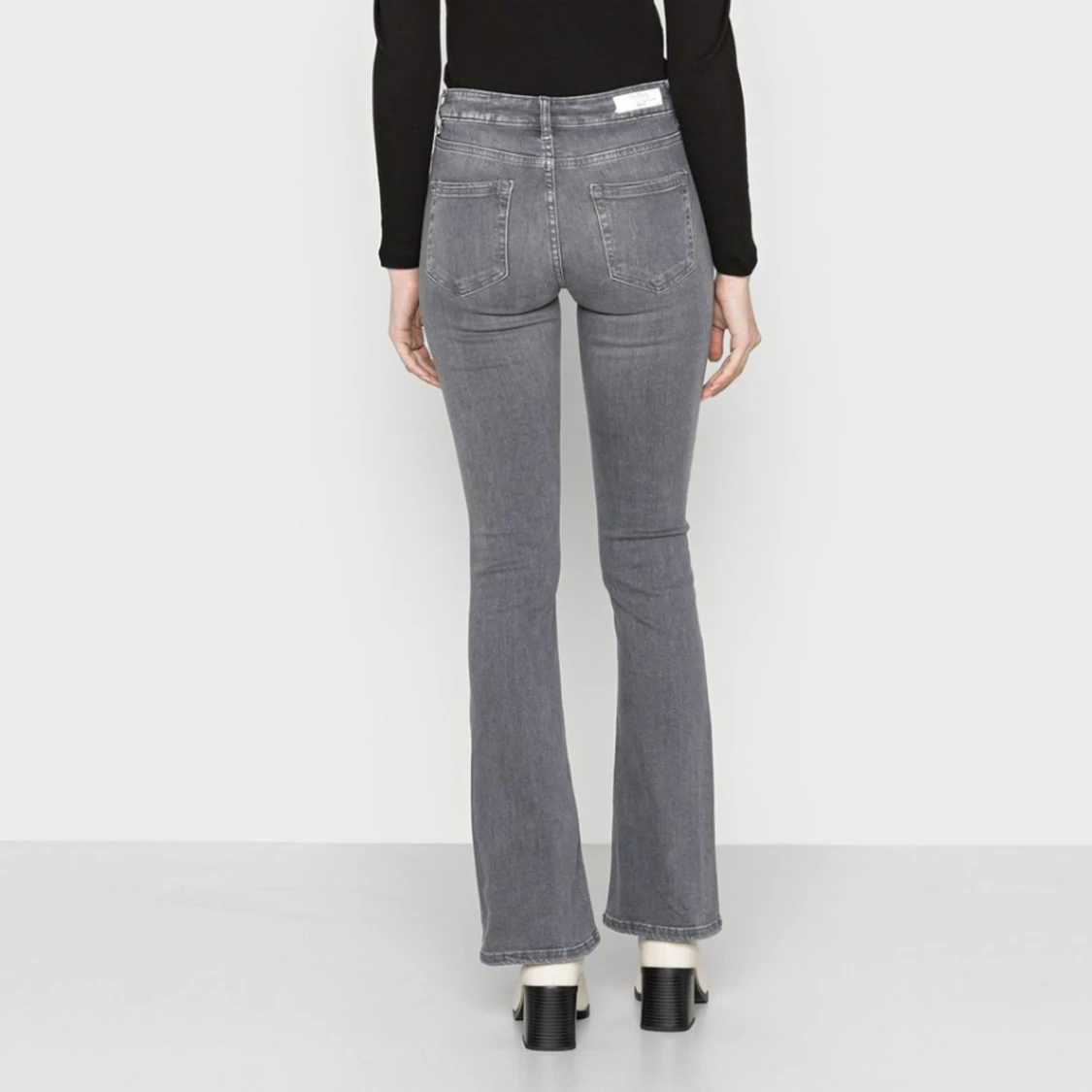 Grå bootcutjeans - 90