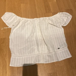 offshoulder - En vit offshoulder tröja som är super cutee 