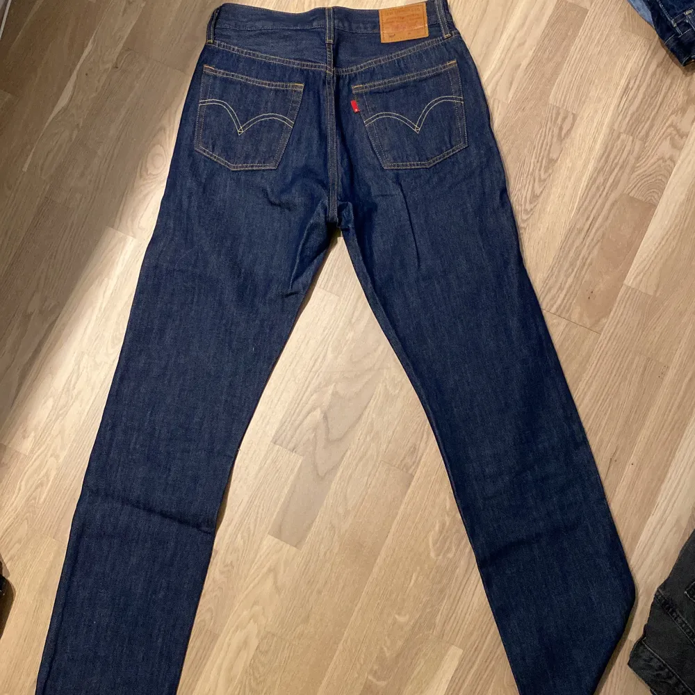 Säljer dessa jeans från Levis som är använda några gånger men i fint skick! Storlek W27 L32. Jeans & Byxor.