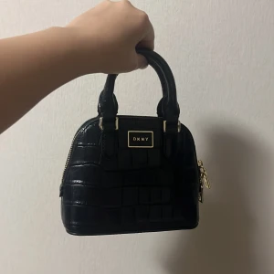 Äkta DKNY väska 🫧😍🖤 - I toppen skick axelremsband medföljer skicka iväg ett meddelande vid fler frågor eller intresse ☺️🫧