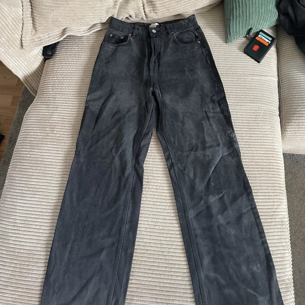 Jag säljer ett par jeans från zara i storlek 38 som är i bra skick! Använda ett fåtal gånger. Färgen är lite urtvättad men annars är dem som nya. Jeans & Byxor.