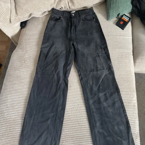 Jeans 38 - Jag säljer ett par jeans från zara i storlek 38 som är i bra skick! Använda ett fåtal gånger. Färgen är lite urtvättad men annars är dem som nya