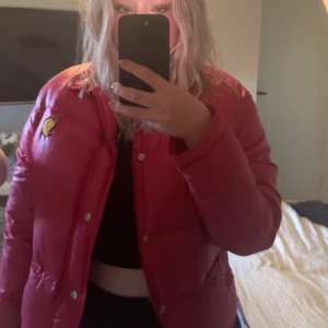 Fjällräven jacka - Äldre modell av fjällrävens jacka i bra skick! Storlek 40/42 men sitter snyggt oversize även mig som 36/38 ❤️