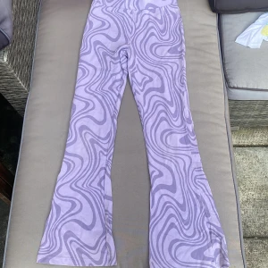 Utsvängda leggings  - Säljer dessa utsvängda leggings med ett lila mönster säljer för att de tyvärr inte är min stil längre 