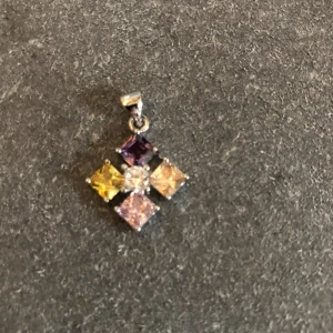 Silver hänge - Ett äkta silverhänge m stenar, 925 stämpel.  Ca 10x10 mm