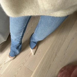Jeans - Säljer dessa jeans med slit nedtill😍 Storlek S. Köparen står för frakten💖