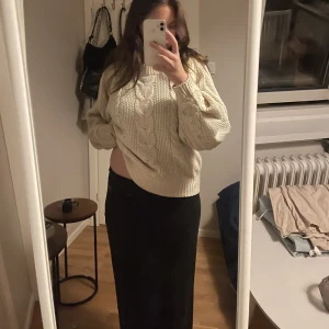 Tjock tröja - Skit skön tjocktröja !  Är i perfekt skick utan hål eller nått 😀  Tina Maria   NA-KD kollektion 