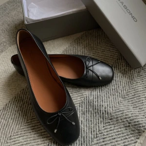 Jolin ballerina skor - Helt oanvända ballerinan skor från Vagabond som skickas i sin kartong, köpte dessa för 1000kr men säljer de för 749kr