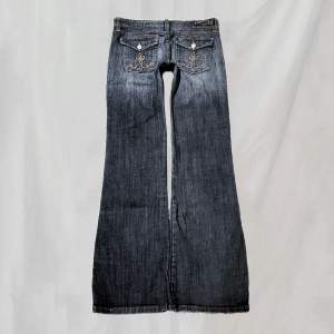 Midja: 79 innerben: 80 Lågmidjade jeans med detaljerade bakfickor. Sitter bootcut. Storlek 