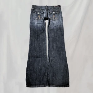 Lågmidjade jeans - Midja: 79 innerben: 80 Lågmidjade jeans med detaljerade bakfickor. Sitter bootcut. Storlek "5", vet ej vad det motsvarar men uppskattar passa en XS/S. Eventuellt endast ytterst smått nötta, men överlag mycket fint skick!🤍