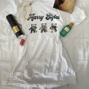 Harry styles t shirt  - Köparen står för frakten Använt bara ett par gånger, jätte bra skick 