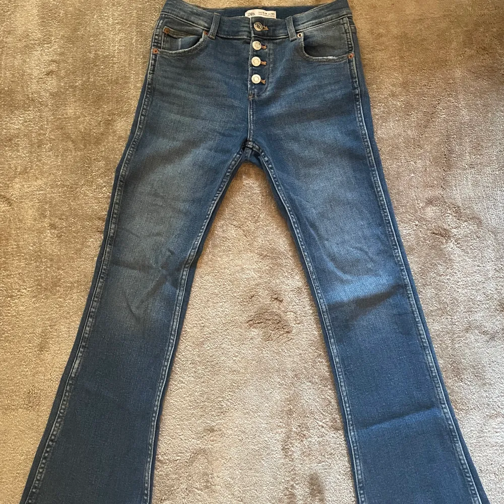 Jätte fina zara jeans med låg midja och knappar. Använt ca tre gånger och säljer för att dem inte kommer till användning. Slutsålt på hemsidan! Ordinarie pris 259kr. Jeans & Byxor.