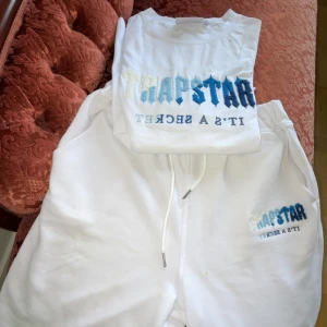 Trapstar shorts x tee set - Hej säljer mit trapstar set då jag inte använder det längre, skicket är bra men tröjan kan vara lite ”rivig” ibland!
