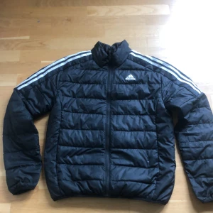 Adidas jacka stl S  - Säljer en fin adidas jacka. Finns en lite reva på jackan som är lagad 