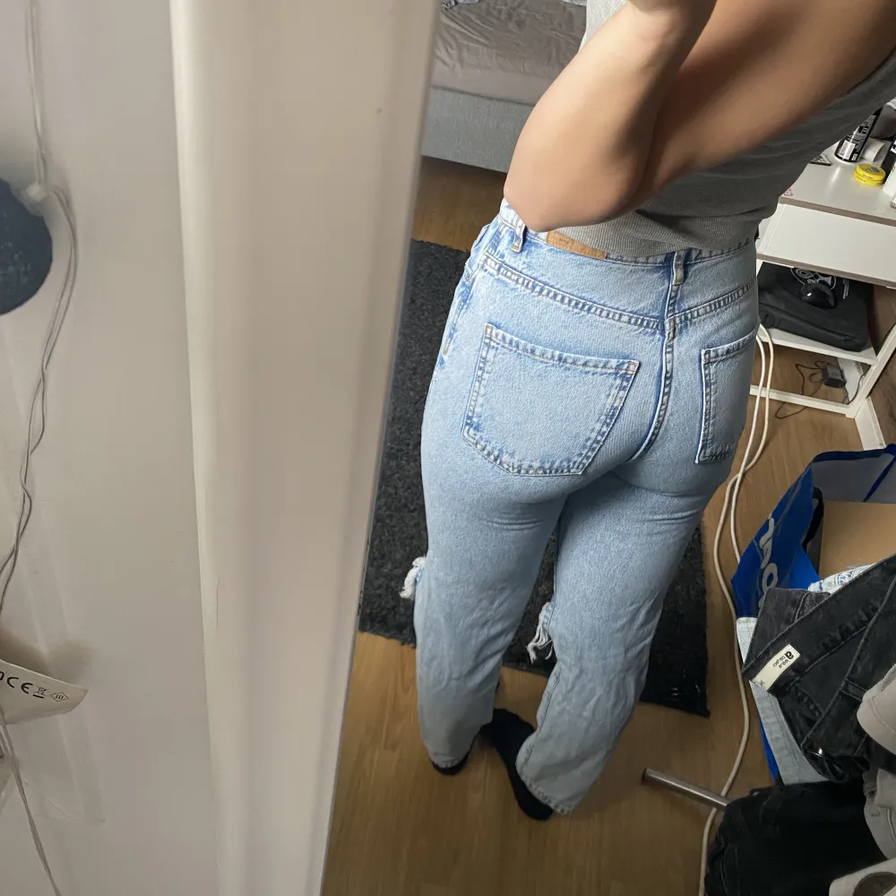 Lägger ut igen med fri frakt!! Jeans med hål i knäna från Gina tricot🩵Inte mycket använda så i god kvalite 🩵. Jeans & Byxor.