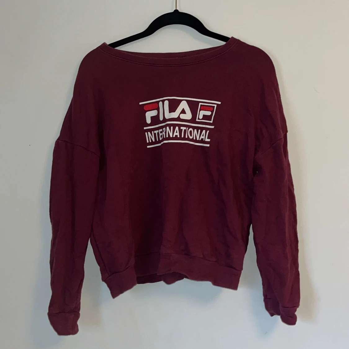 Vinröd FILA tröja