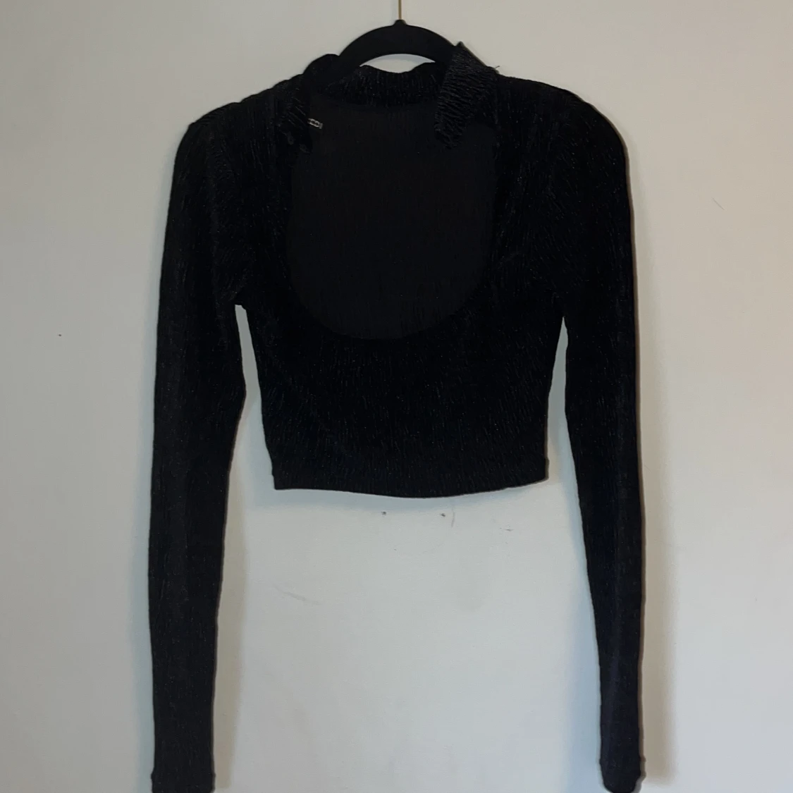 En svart tröja i randigt tyg - 90