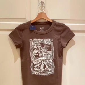 Brandy Melville t-shirt  - Säker denna superfina tröja från brandy, som passar mig bra som har stolek s💕