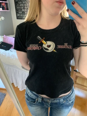 the nightmare before christmas t-shirt - jag säljer denna t-shirten med the nightmare before christmas tryck på, på baksidan finns det också ett litet tryck. jag har köpt den begagnat men den är i väldigt bra skick! den är en lite stor på mig som har S, så kanske S/M i storlek. frakt tilkommer❤️