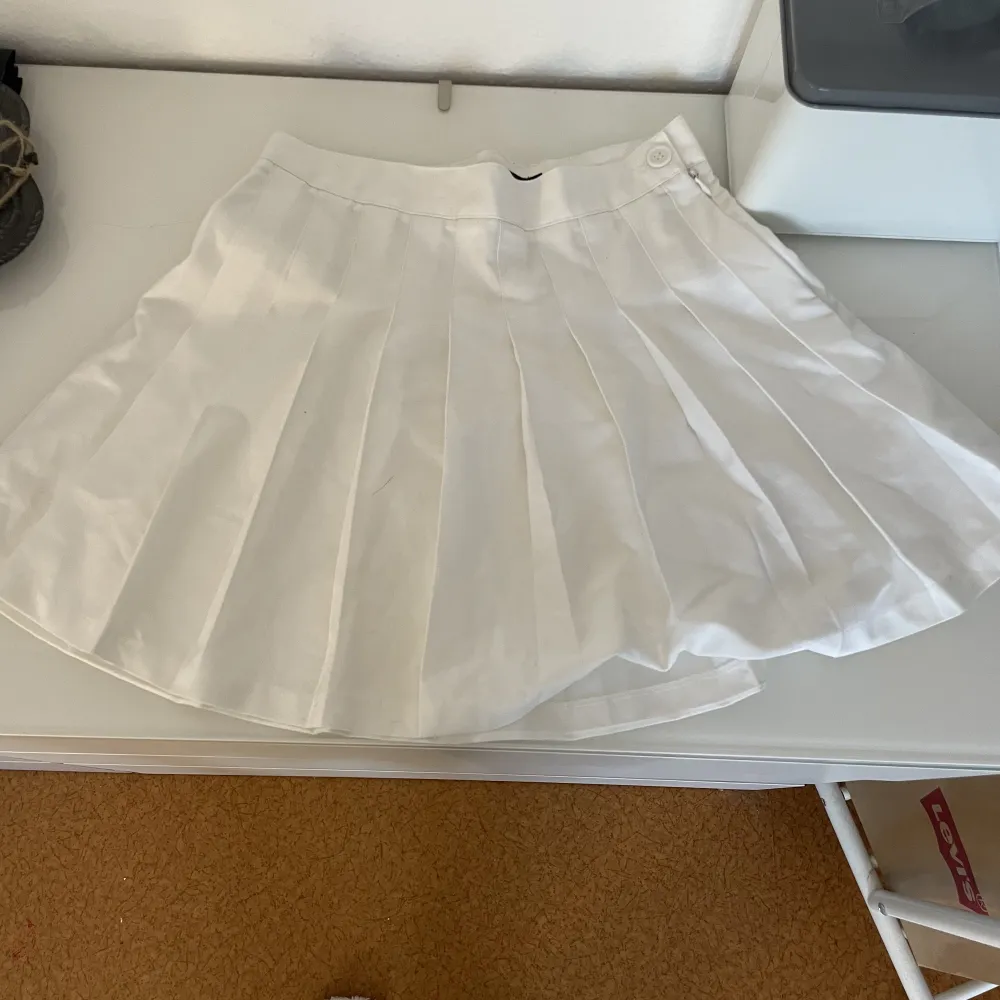 Säljer en söt liten tennis kjol från bikbok, kan skicka bättre bilder om det önskas 💕 köparen står för frakten🫶. Kjolar.