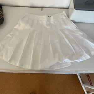 Säljer en söt liten tennis kjol från bikbok, kan skicka bättre bilder om det önskas 💕 köparen står för frakten🫶