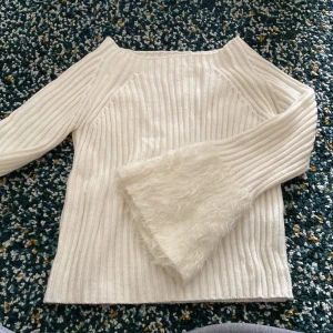 Tröja  - Off shoulder  Vit  Passar olika storlekar mella XS-M stretchig Har ej användning av den så säljer  PRIS KAN DISKUTERAS 