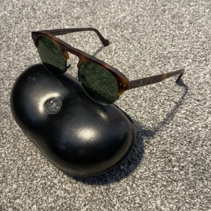 Moncler solglasögon - Moncler solglasögon - Lite repiga glas så inte särskilt bra skick, inget man tänker på jättemycket vid användning men därför nedsatt pris - One size - 500 kr - Skicka ett meddelande vid fler bilder etc 