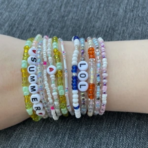 Hemgjorda armband  - Säljer massor av fina hemgjorda armband som är jätte gulliga för sommaren. Det går att välja text, färg och mönster på armbanden. Går också att köpa armbanden på bilden. Det är bra kvalitet på armbanden. Pris beror på armband men ligger runt 20+frakt. 