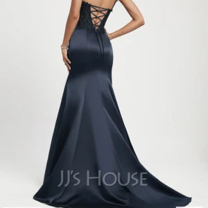 Balklänning - JJ’s house  - Säljer nu min perfekta balklänning då det inte kommer till användning längre. Ordinarie pris: 2825kr Är 165cm med storlek xs-s, storleken på klänningen går att justera med snörningen i ryggen. Köparen står för frakten.