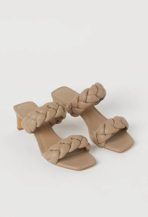 Flätade mules - Helt oanvända klackar från HM med lapparna kvar! Klacken är 8cm, se sista bilden. Klackarna är beiga fast lika hög klack som på sista! Nypris 300. Storlek 39 