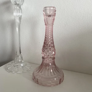 Ljusstake - Unik och trendig vintage ljusstake i ljusrosa glas (H: 22cm, B: 11cm). 1 ljusstake 50kr, 2 ljusstakar 80kr, 3 ljusstakar 100kr, 4 ljusstakar 120kr (Fraktkostnaden varierar beroende på antal ljusstakar). 