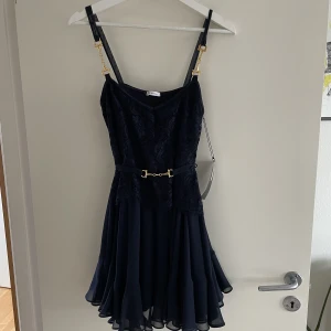 Ida Sjöstedt klänning  - Superduper fin klänning från Ida Sjöstedt. Storlek M men skulle säga att den passar allt från xs till m men den är relativt kort. Aldrig använd och prislapparna är kvar :)