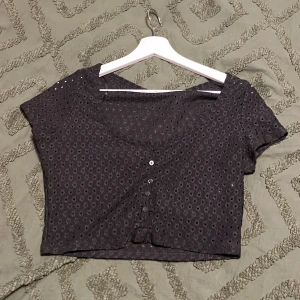 Svart crop top - Svart crop top från H&M med knappar.  Frakt ingår ej