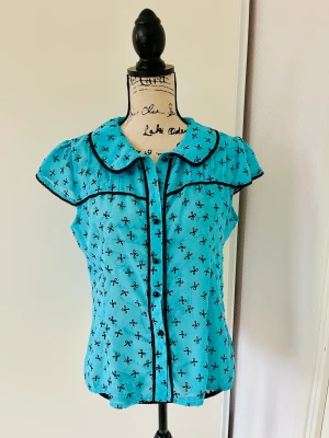 Söt blusen  i 50-tal  my skick - Säljer en söt blus  i 50-tals stil  Ny Polyester 