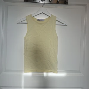 Tank top  - Gul tank top ifrån Zara i storlek S. Aldrig använd. Köparen står för frakten. 