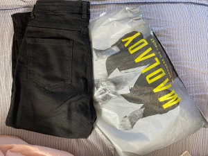 2X Rory jeans Madlady (obs. Trasiga dragkedjor) - Köpte två st Rory Jeans, högmidjade och raka från Madlady men tyvärr gick dragkedjan sönder efter 1 användning på båda!  Byxorna är alltså i nyskick men med trasig dragkedja, säljer pga fel storlek och jag orkar inte fixa dragkedjorna då!😊