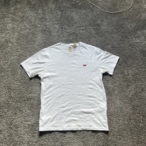 levis t-shirt - levis t-shirt i nyskick. 9/10 cond. fråga gärna om fler bilder. 