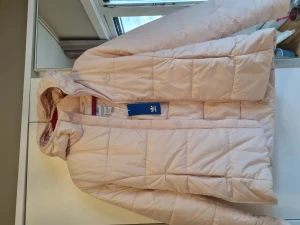 Oanvänd Adidas täckjacka  - Oanvänd jacka med foder och fleece i ärmarna. Ljusrosa/ljusbeige stl M
