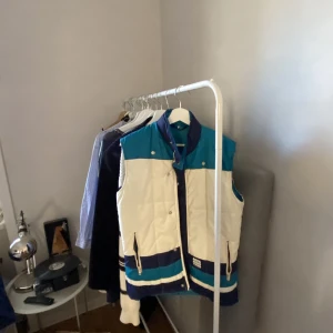 Skidväst  - Mammas gamla från 90-talet. Dm för mer bilder, möts i Stockholm🌻🌻