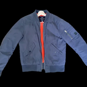 Jack & Jones Limited Edition Jacket - Mycket snygg Jack & Jones sommar jacka. Sparsamt använd. Säljer eftersom den har blivit för liten för mig. Pris kan diskuteras vid smidig affär 👍🏼